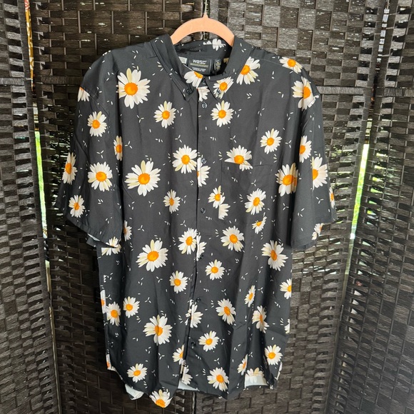 Wesc Other - WESC Oden S/S Daisy shirt size XL/XXL NWT